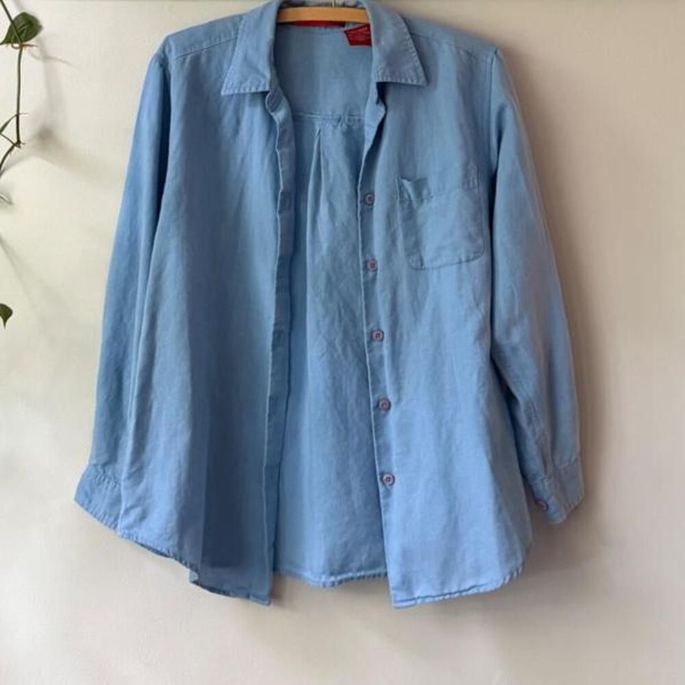 Soft blue Gloria Venderbilt linen blend button up